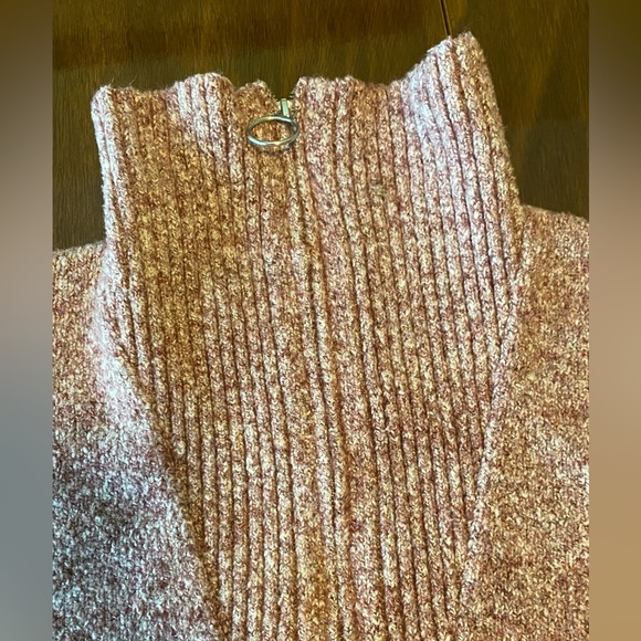 Old Navy knit sweater. 20 in from armpit to armpit. Length 21.5 inches. - Picture 3 of 10